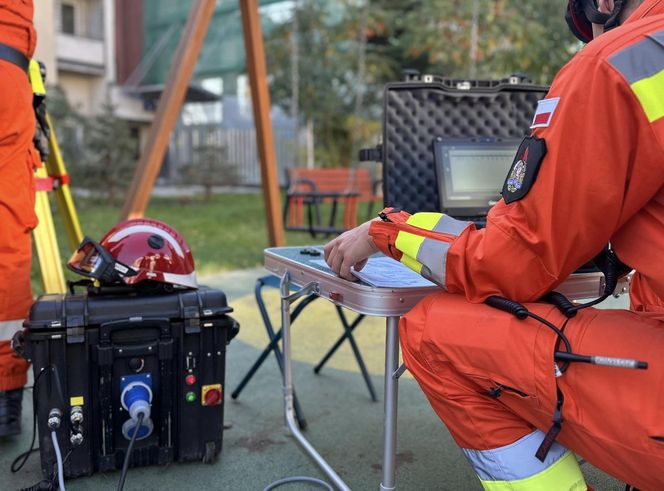 Strażacy monitorowali uszkodzenia bloku podczas wyburzania biurowca