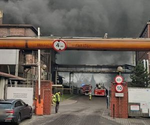 Pożar na terenie huty w Łaziskach Górnych. Z ogniem walczy kilkanaście zastępów straży pożarnej