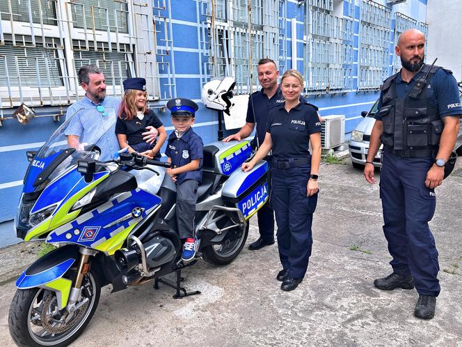 Wyjątkowa wizyta 7-letniego bohatera. Lucjan pojawił się w Komendzie Miejskiej Policji w Toruniu