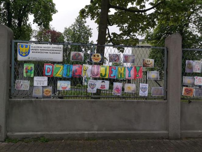 Wzruszające transparenty na płocie szpitala w Chorzowie. Przedszkolaki dziękują lekarzom!