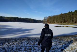 Nie wchodź na lód! Jezioro to nie ślizgawka!