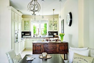 Zegar ścienny: przedmiot użytkowy i ozdoba