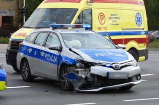 Poważny wypadek na Białołęce. Policjant ranny po zderzeniu radiowozu z oplem