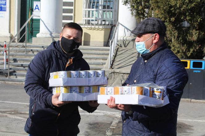 Na zdjęciu: Mariusz Myrcha i Jarosław Sawicki podczas przekazania karmy dla bezdomnych kotów w Siedlcach 