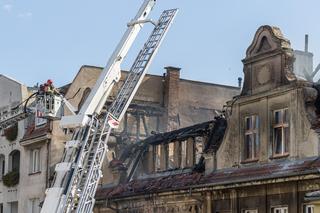 Pożar kamienicy w Poznaniu. Trwają poszukiwania zaginionych strażaków [ZDJĘCIA].