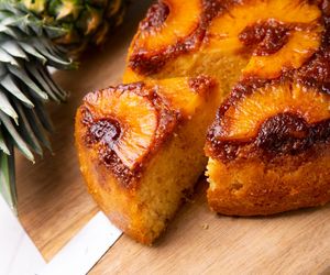 Odwrócone ciasto z patelni. Jak upiec ciasto bez piekarnika?      