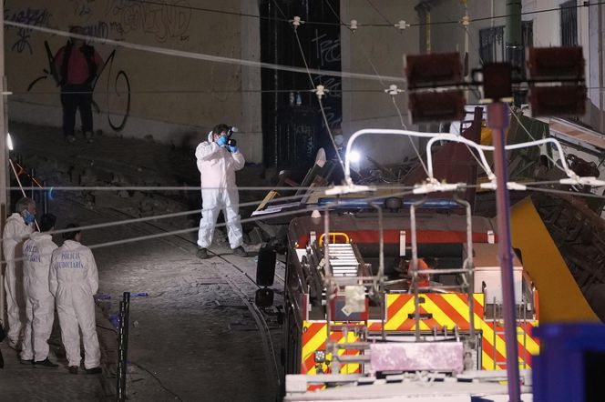 Katastrofa kolejki turystycznej! Wypadła z szyn i gruchnęła w budynek. Co najmniej 15 osób nie żyje!