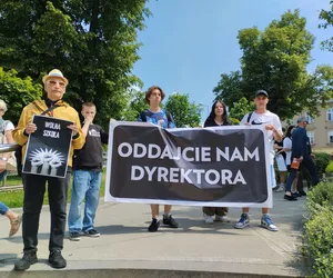 Manifestacja w obronie dyrektora III LO w Tarnowie. Młodzi sprzeciwiają się decyzji Małopolskiego Kuratorium Oświaty