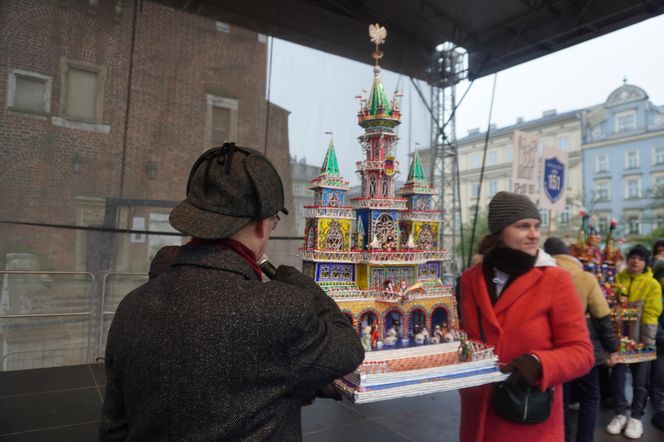 Wystawa szopek na Rynku Głównym w Krakowie przed 82. edycją konkursu