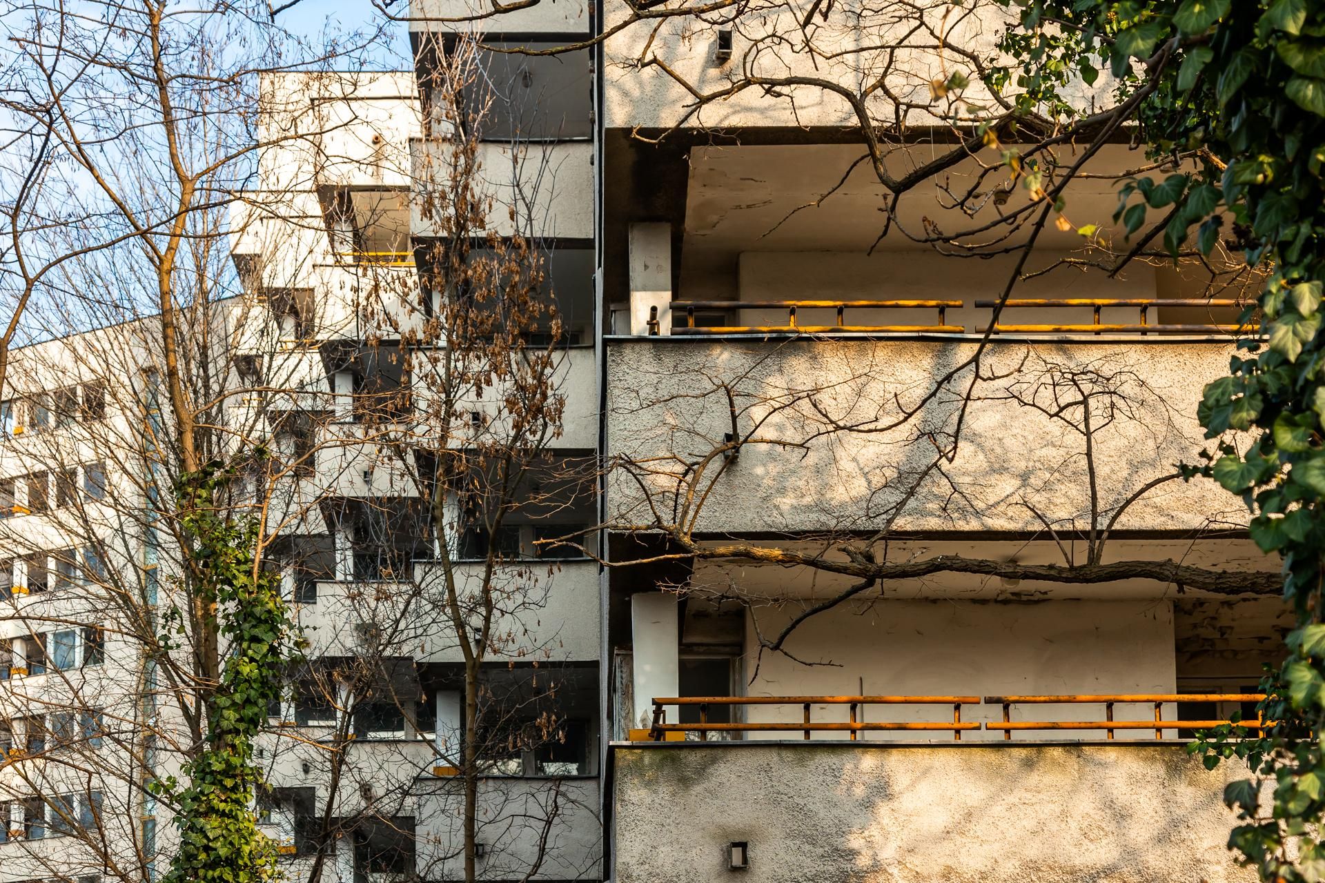 Szpiegowo, blok na Sobieskiego 100 w Warszawie