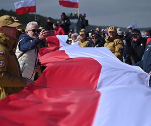 Najdłuższa flaga narodowa w Polsce mierzy ponad 2 km 700 metrów. To nowy rekord Polski!