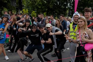   Kortowiada 2024. Parada Wydziałów przeszła ulicami miasta. Studenci tłumnie wzięli udział w imprezie [ZDJĘCIA]