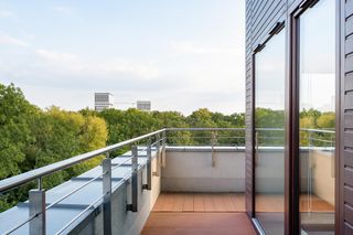 Ocieplanie balkonów i loggii – jak zapewnić ciągłość izolacji cieplnej i uniknąć mostków termicznych?