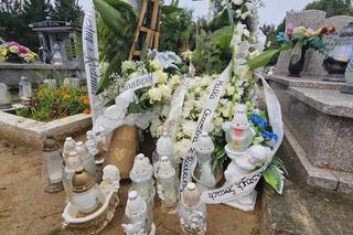 Grób 8-letniego Oskarka utonął w białych kwiatach. Chłopca strzegą malutkie aniołki