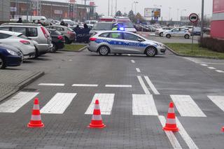 Dwie młode osoby znalezione martwe w sobotę na parkingu przy centrum handlowym w Markach