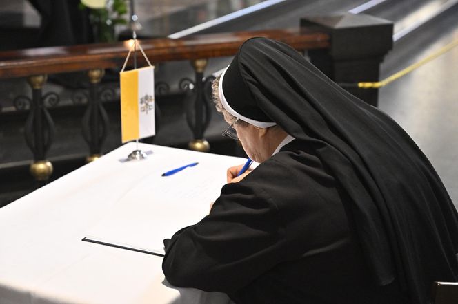 Warszawa żegna papieża Franciszka. Poruszające wpisy w Archikatedrze