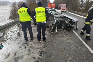 DW 670. Bieniowce - Dąbrowa Białostocka. Wypadek na DW 670. Czołowe zderzenie audi z volkswagenem. Trzy osoby w szpitalu [ZDJĘCIA]