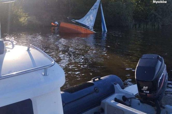 Silny wiatr przewrócił łódkę z trojgiem nastolatków. Akcja ratunkowa na zalewie w Poraju