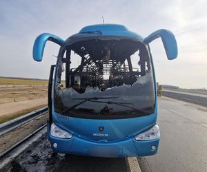 Na A2 na wysokości Gręzowa zapalił się autobus turystyczny