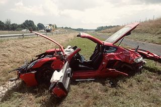 Porsche dachowało przy S19. Dwie osoby ranne