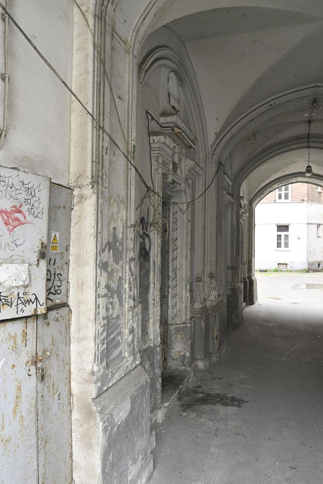„To co robi miasto, to skandal”. Warszawa sprzedaje zabytkową kamienicę w centrum za grube miliony