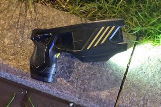 Fałszywy policjant rzucił się na strażnika miejskiego z paralizatorem! Szokująca napaść w Warszawie