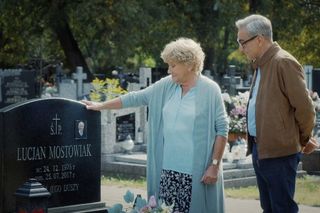 M jak miłość, odcinek 1836: Barbara (Teresa Lipowska), Jacek Milecki (Robert Gonera) na grobie Lucjana Mostowiaka (śp. Witold Pyrkosz)