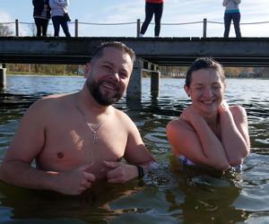 Oni niczego się nie boją! Morsy z woj. lubelskiego rozpoczęły sezon w Firleju!