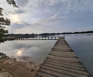 Spokojne wrześniowe popołudnie nad Jeziorem Bialskim w Białce