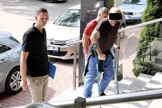 Daniel W. ruszył z młotkiem na policjanta. Potem padł strzał. 49-latek usłyszał zarzut