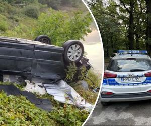 Samochód runął ze skarpy do jeziora. Świadek usłyszał wołanie o pomoc 