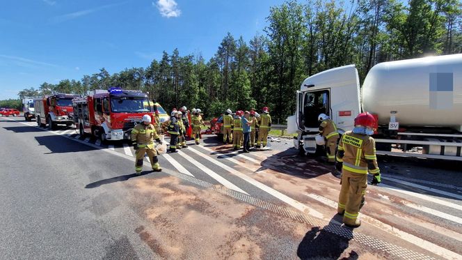 Bełchatów. Śmiertelny wypadek na DK 74. 20-latek wjechał pod cysternę [ZDJĘCIA]. 
