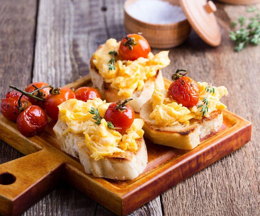 bagietka śniadaniowa z jajecznicą