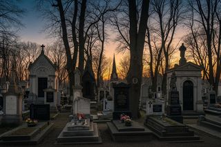 Cmentarze Podlasia. Które miejsca zaskoczą historią i sztuką?