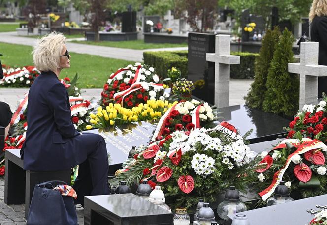 Joanna Racewicz przy grobie męża