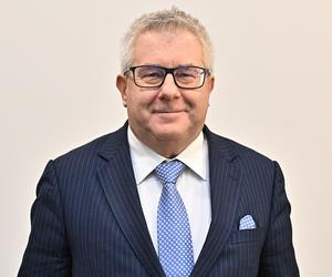 Collegium Humanum to niejedyny problem byłego europosła! Tak Czarnecki wydoił miliony! 