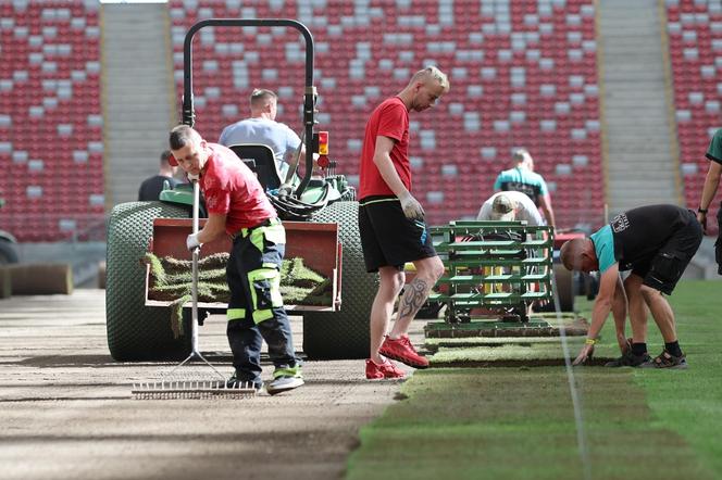 Rozkładanie murawy na Stadionie Narodowym