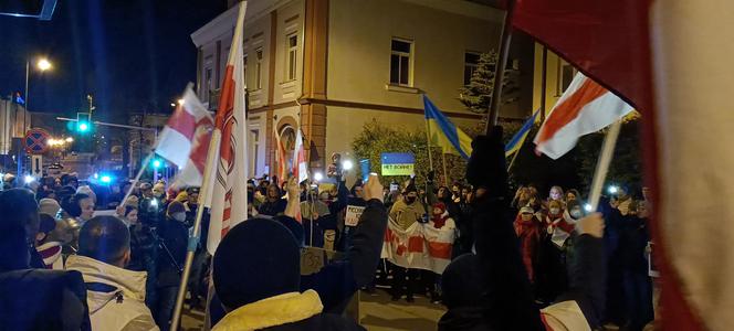 Przykładacie rękę do tragedii na Ukrainie. Protest przed konsulatem Białorusi w Białymstoku