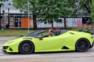 Siedlczanie chętnie korzystali z przejażdżek luksusowymi sportowymi samochodami by wesprzeć szczytny cel