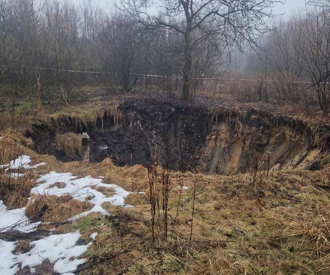 W Bolesławiu znowu zapadła się ziemia. Ogromne zapadlisko znajduje się w pobliżu domów