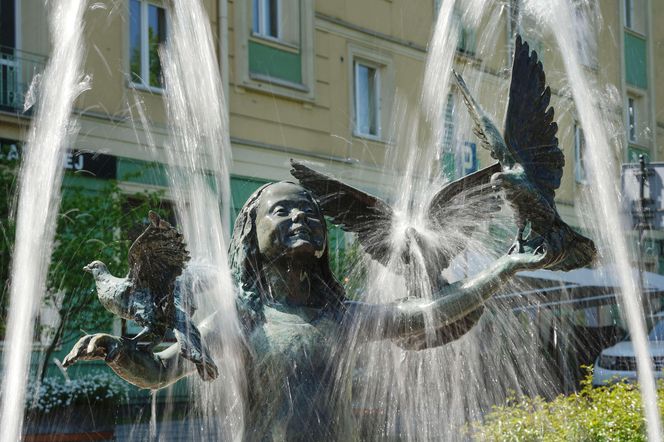 Fontanna ,,Dziewczynka z gołębiami’’ w III Alei NMP w Częstochowie 