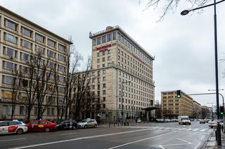 Peweksy, teleksy, dewizy. Na głód hotelowy - Grand Hotel w Warszawie, daszek z falbaną