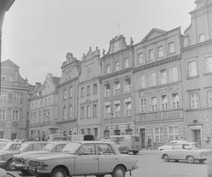 Zabytkowe kamienice przy Starym Rynku. Na pierwszym planie Wartburg 353, z prawej Trabant 601. Poznań 1973 rok