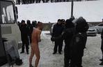 UKRAINA: Berkut robi zdjęcia NAGICH DEMONSTRANTÓW