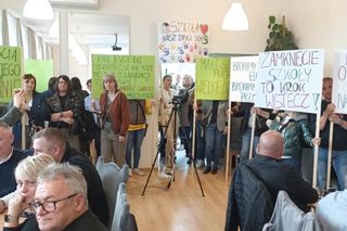 Protest mieszkańców pod Urzędem Gminy Cieszków! Likwidacja szkoły w Pakosławsku odłożona w czasie