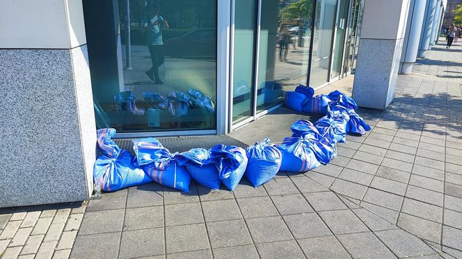 Trwa zabezpieczanie budynków na Wyspie Młyńskiej, na osiedlu Nadodrze 