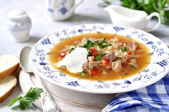 Zupa gołąbkowa: przepis na zupę z kapustą, mięsem i ryżem