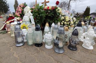 Weronika zginęła w potwornym wypadku, gdy jechała z psem na szczepienie. Grób 18-latki utonął w kwiatach