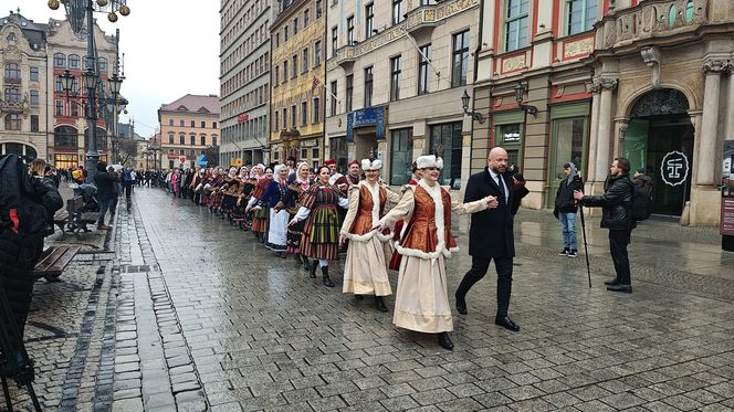 Polonez dla Fredry 2025 we Wrocławiu. Maturzyści zatańczyli na Rynku [ZDJĘCIA]