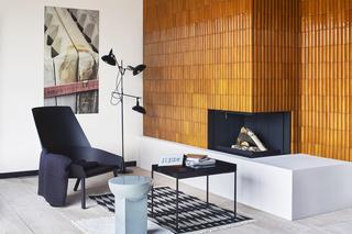 Kominek na drewno w salonie